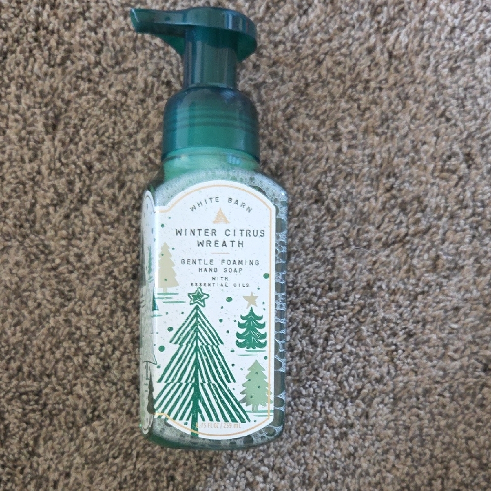 White Barn Winter Citrus Wreath Foaming Hand Soap - Green and White
